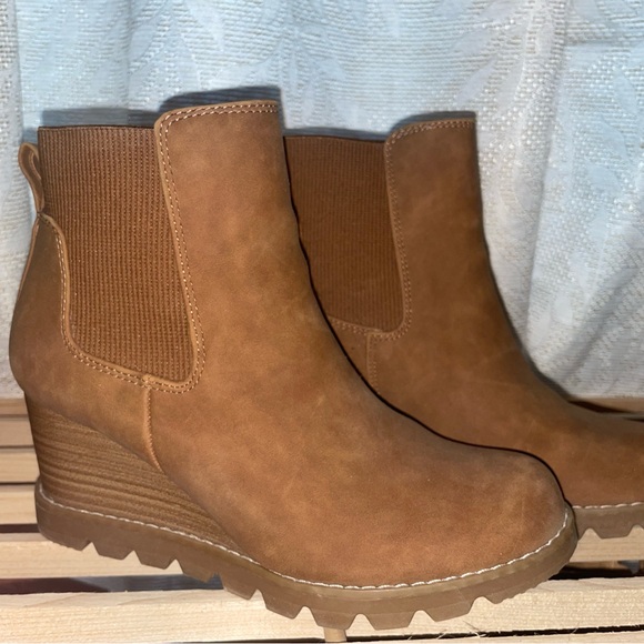Tan Wedge Bootie size 6.5 Like New - Picture 1 of 5